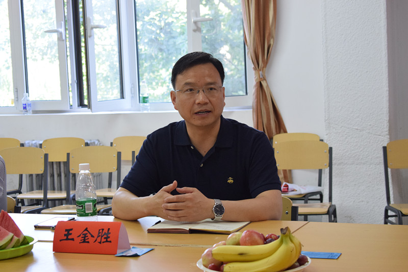学校党委书记李华荣教授,院长郑建中教授,副院长王金胜教授,导师代表